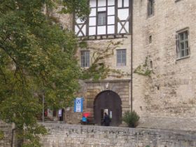 Eingang zur Neuenburg.JPG
