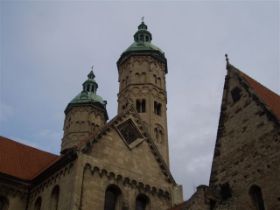 Romanik mit Welschen-Hauben.JPG